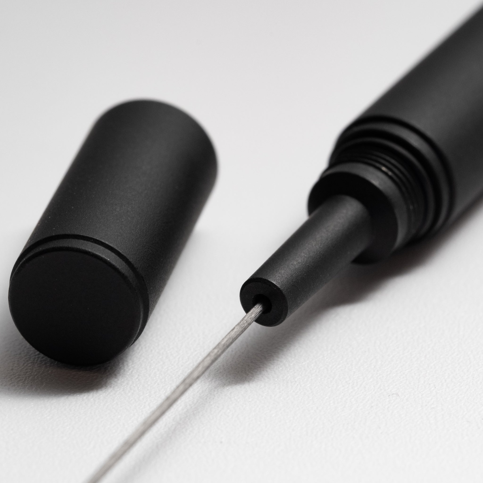 SEASAR DIJECT 芯ケース ブラックの先端からシャーペン芯が1本ずつ繰り出されている様子のクローズアップ