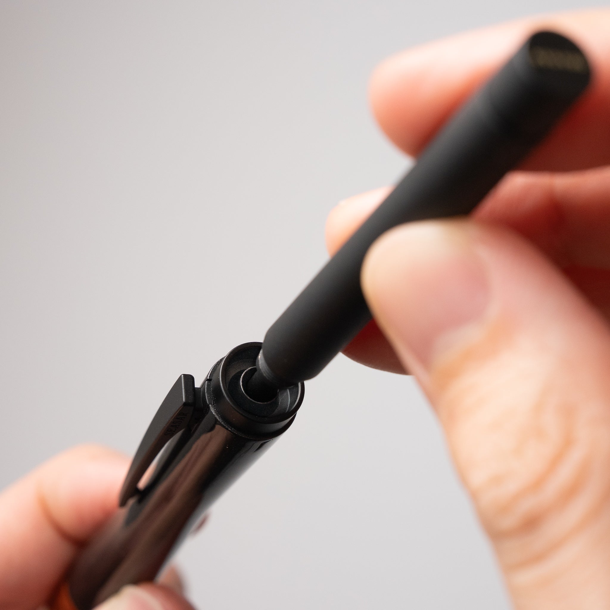 SEASAR DIJECT 芯ケース ブラックを使用してシャーペンAeroへ芯を直接補充しているシーン