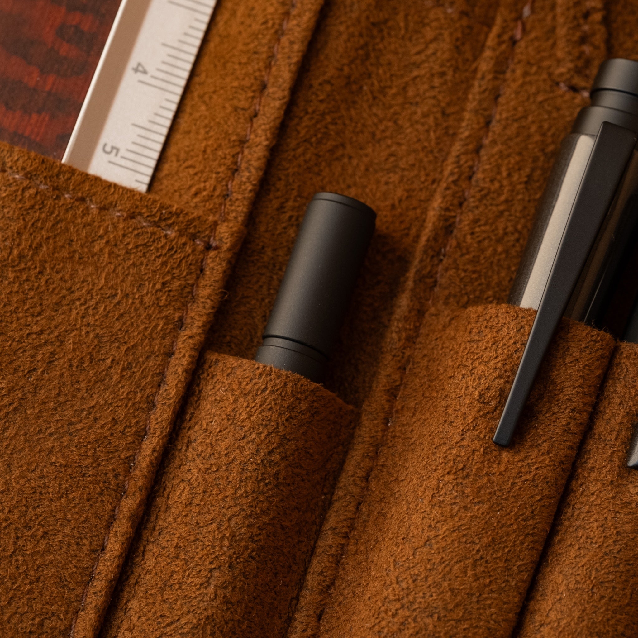 SEASAR DIJECT 芯ケース ブラックをDUCTペンケースに収納した様子(正方形・スクエア)