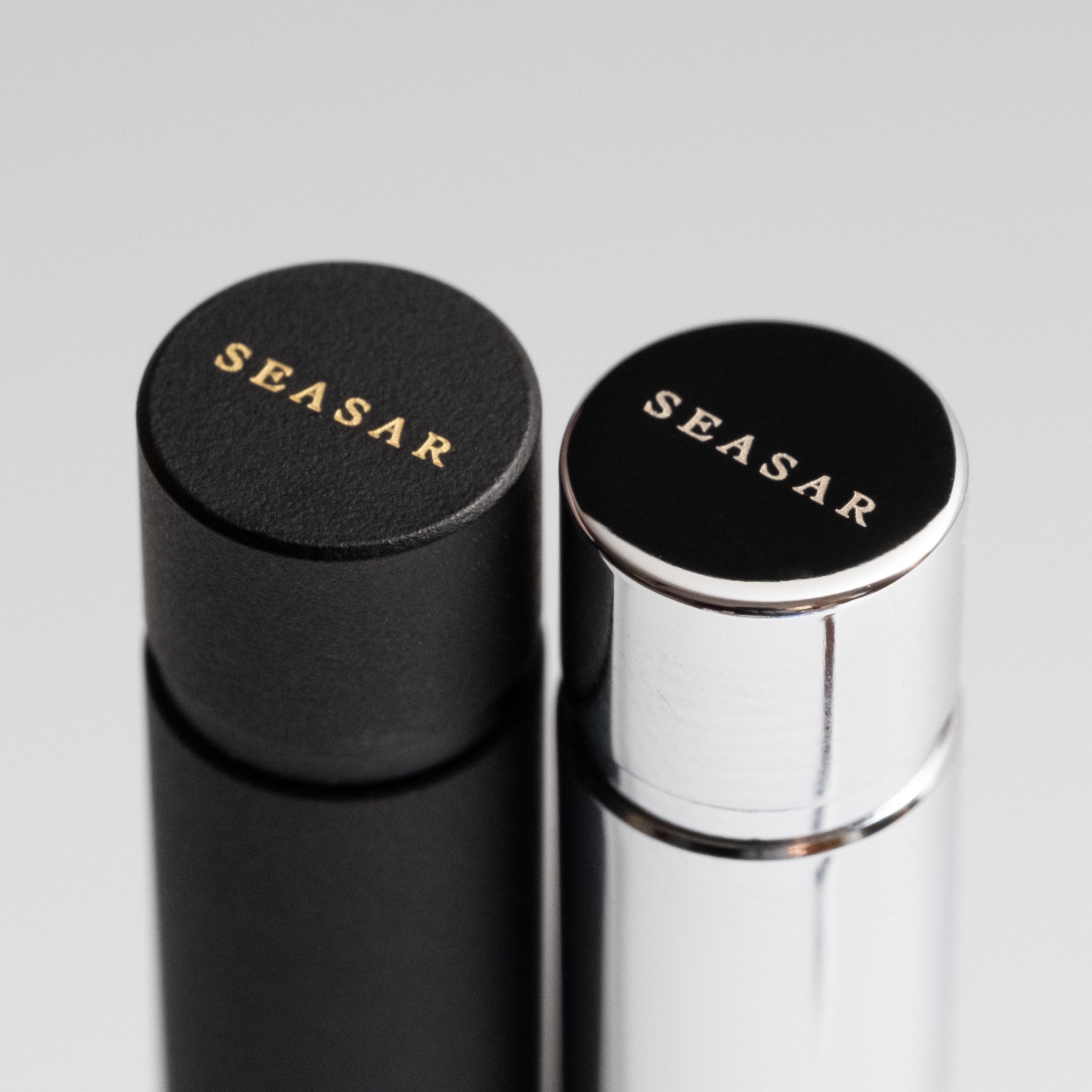 SEASAR DIJECT 芯ケース ブラックとシルバーのキャップ天面に刻印されたブランドロゴのクローズアップ