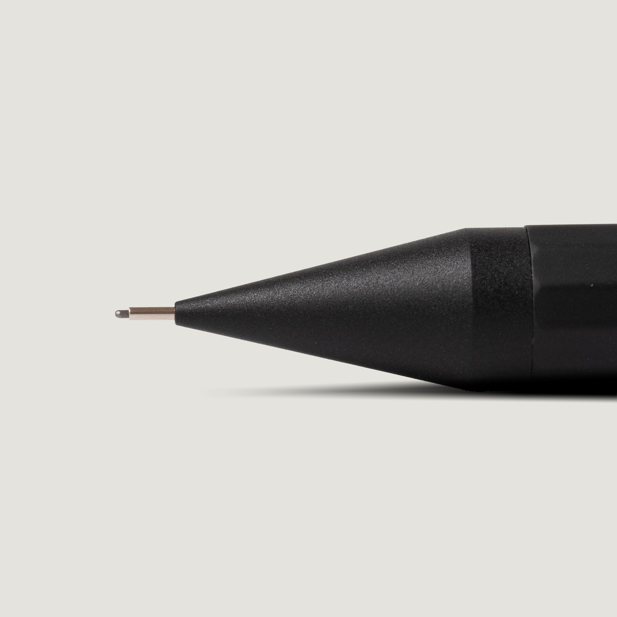 SEASAR GRAVIUM 実用性MAXシャープペンの3mmガイドパイプのペン先を横から捉えたマクロショット