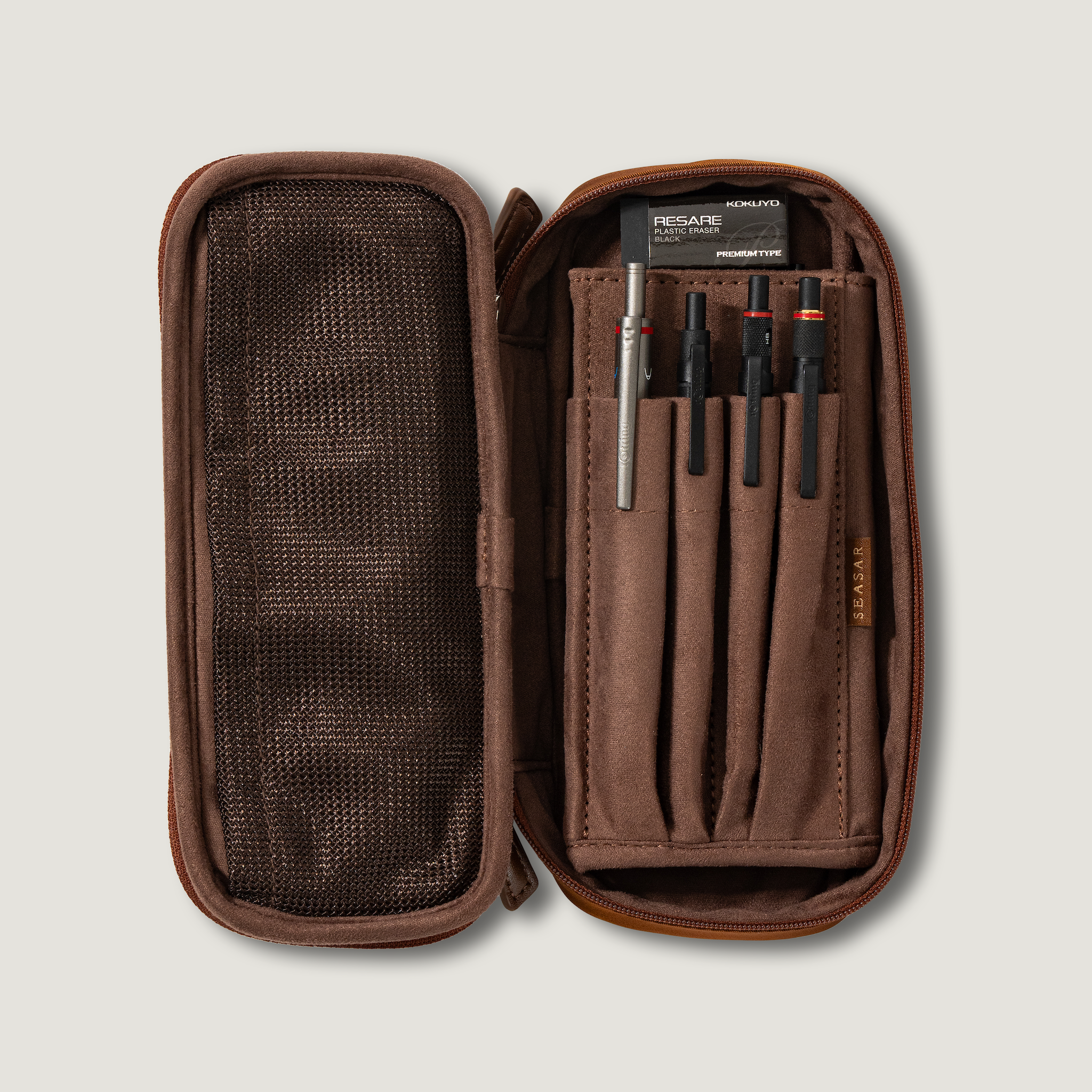 筆記具8本と定規などを収納し展開したSEASAR OctFoldペンケース カルロスナイロン ブラウン