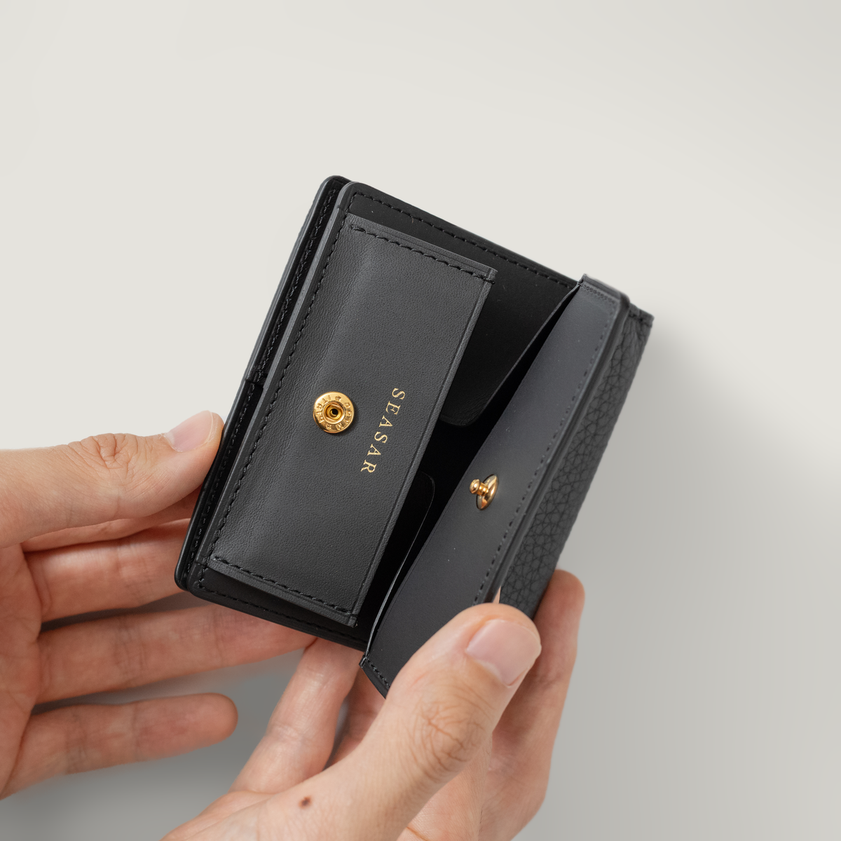 Integral 二つ折り財布 トリヨンラグーン ノワール ホックを開いた状態