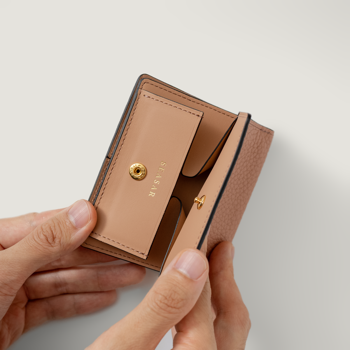 Integral 二つ折り財布 トリヨンラグーン ローズ ホックを開いた状態