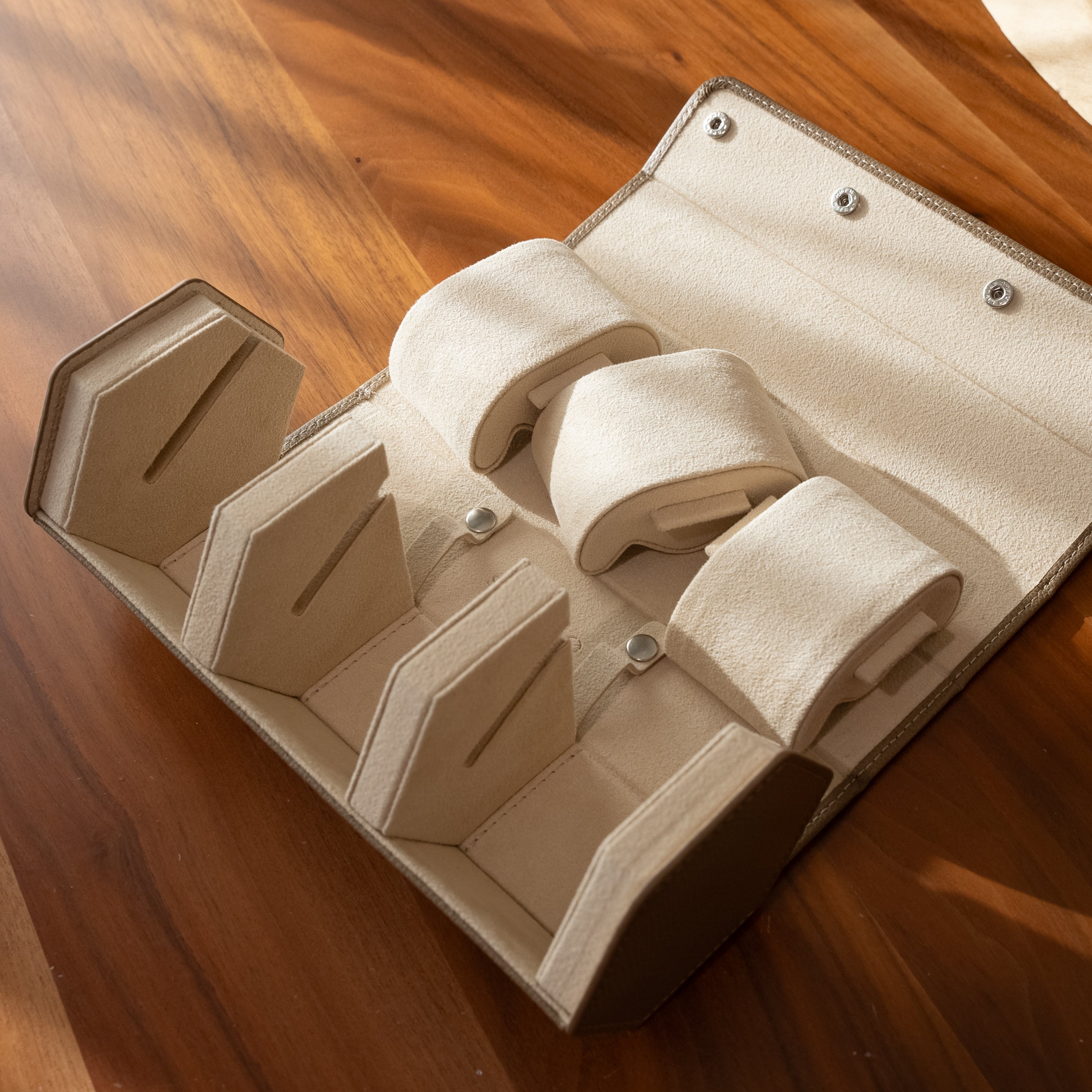 枕を外した状態のWatch Port ウォッチロール ベージュ