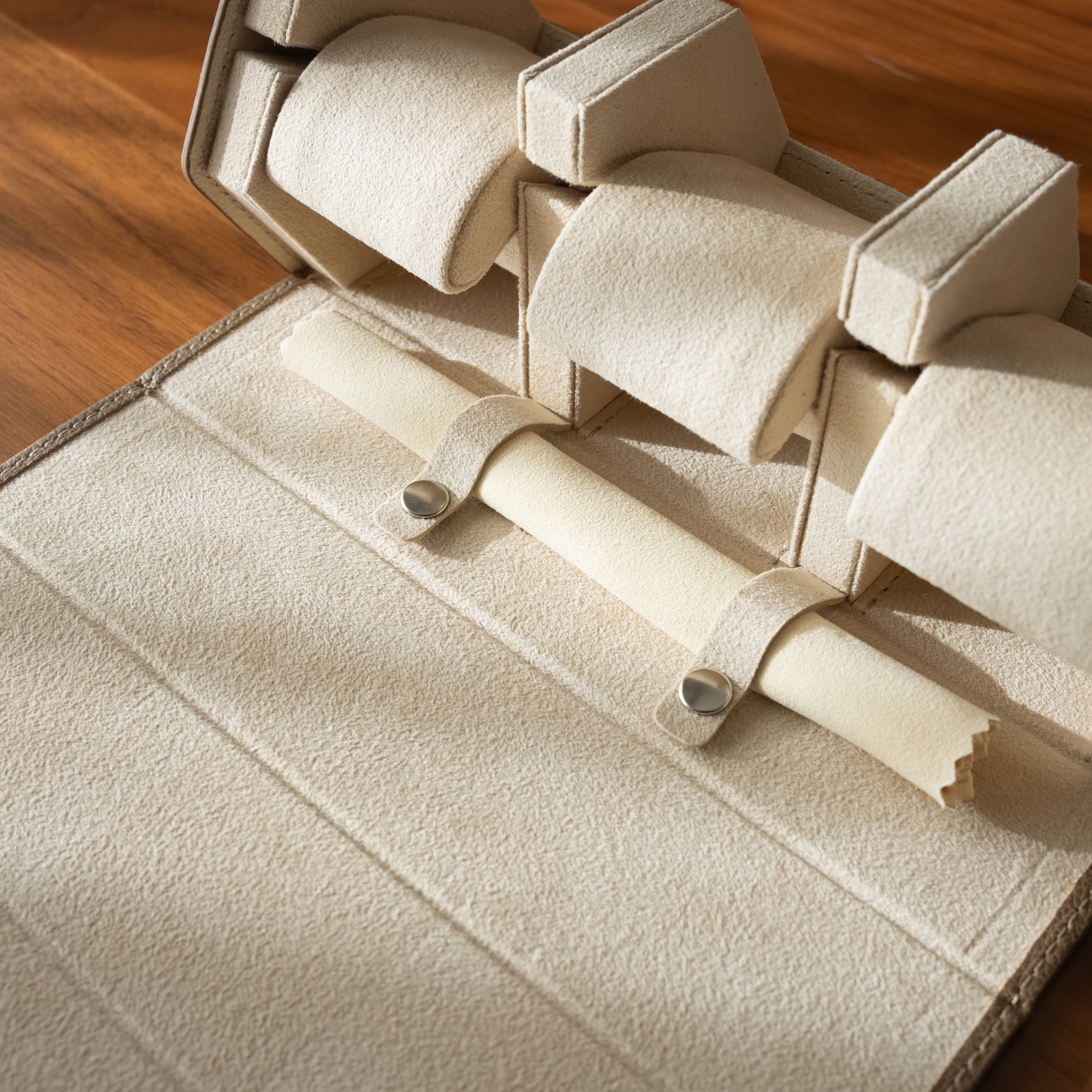 時計拭きクロスを収納したWatch Port ウォッチロール ベージュ