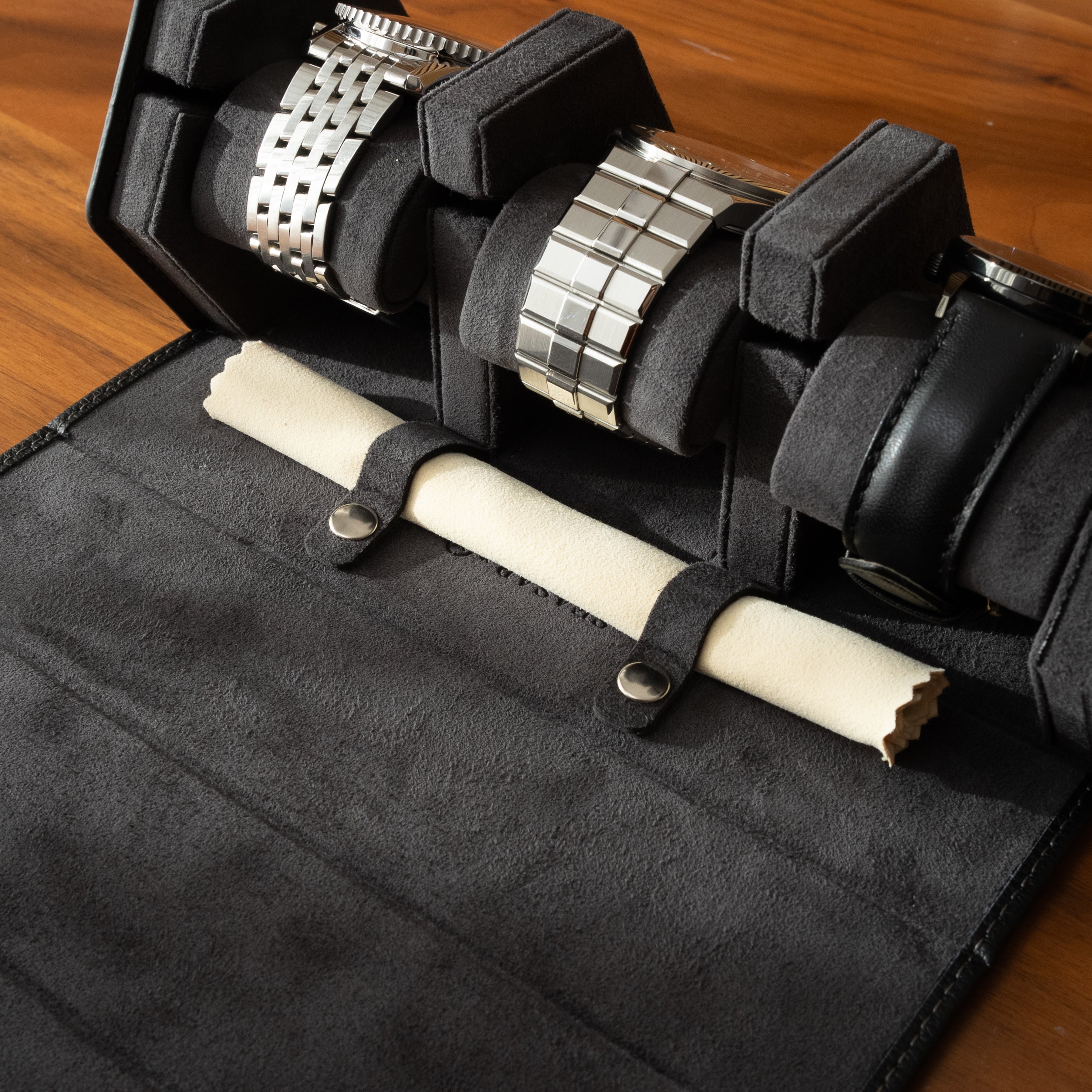 時計拭きクロスを収納したWatch Port ウォッチロール ブラック×アスファルト