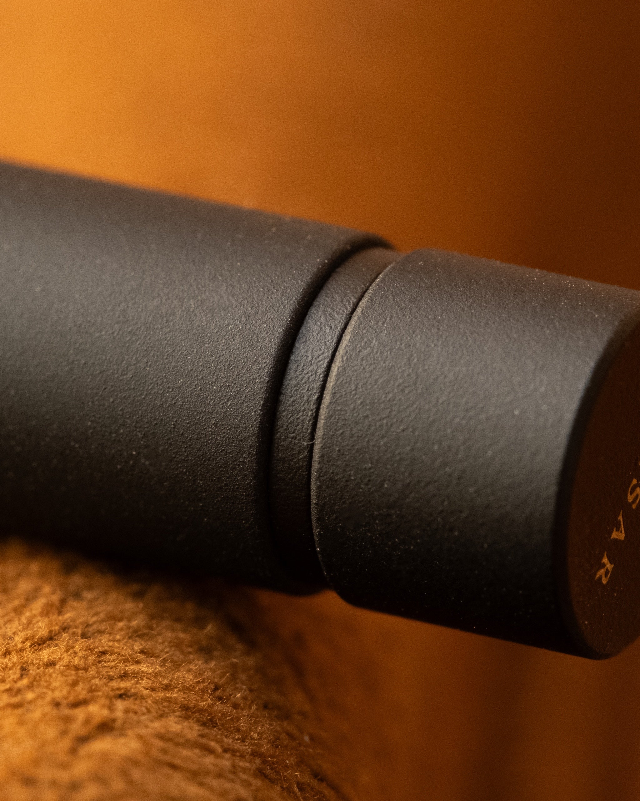 SEASAR DIJECT 芯ケース ブラックの表面加工とマットな質感を強調したマクロ撮影