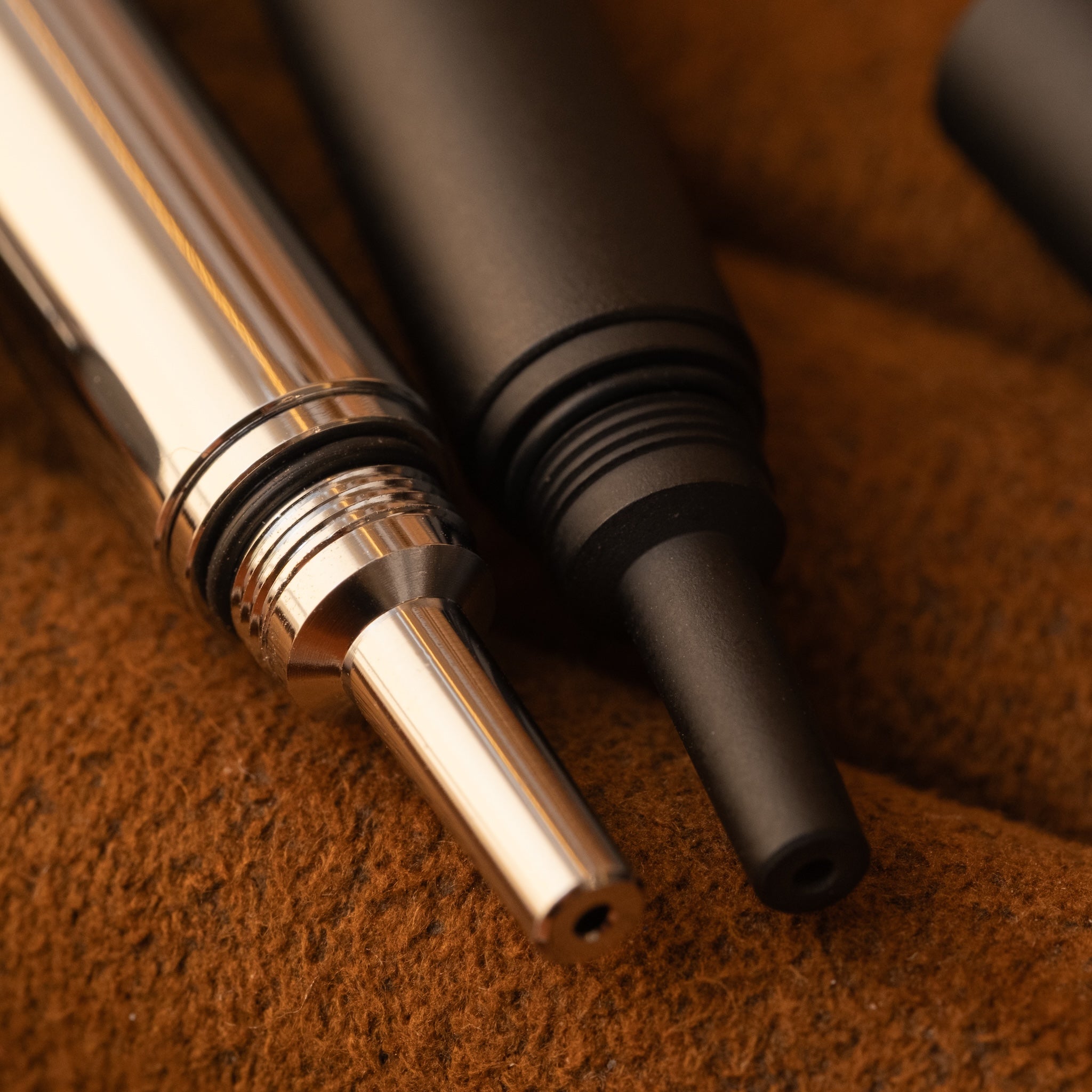 SEASAR DIJECT 芯ケース ブラックとシルバーの先端ノズル質感比較（正方形・スクエア）