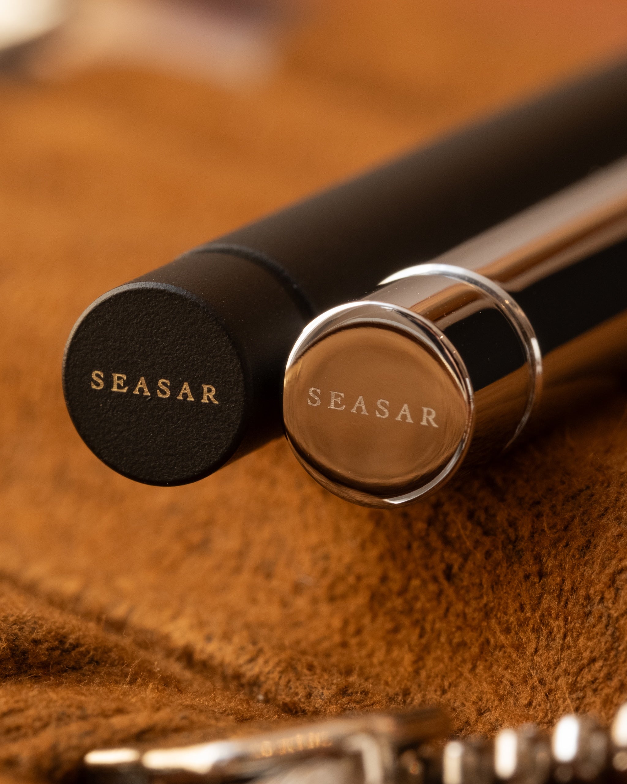 SEASAR DIJECT 芯ケースのキャップ側面に施された精密なロゴ刻印のディテール