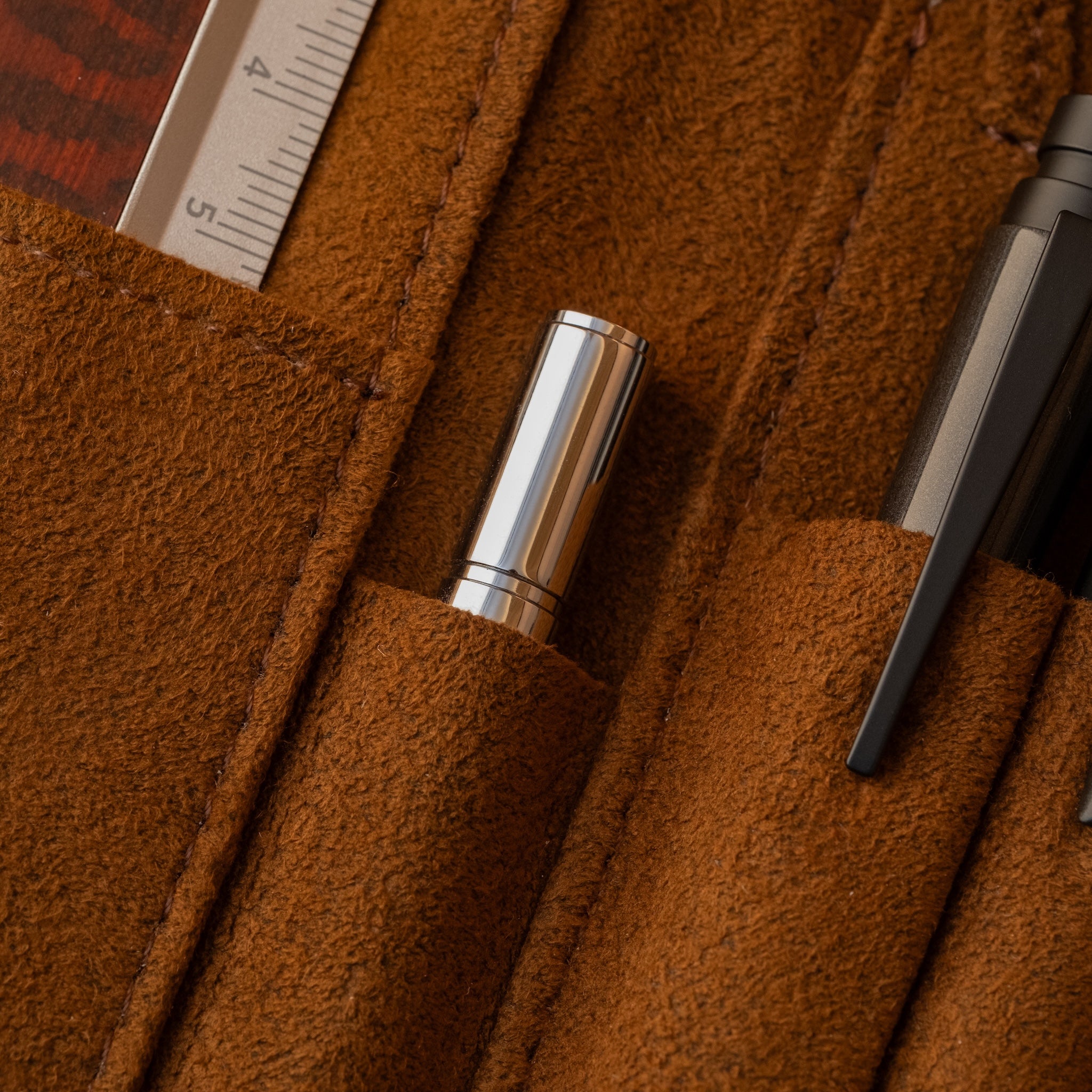 SEASAR DIJECT 芯ケース シルバーがレザーペンケースDUCTに収納されている使用イメージ