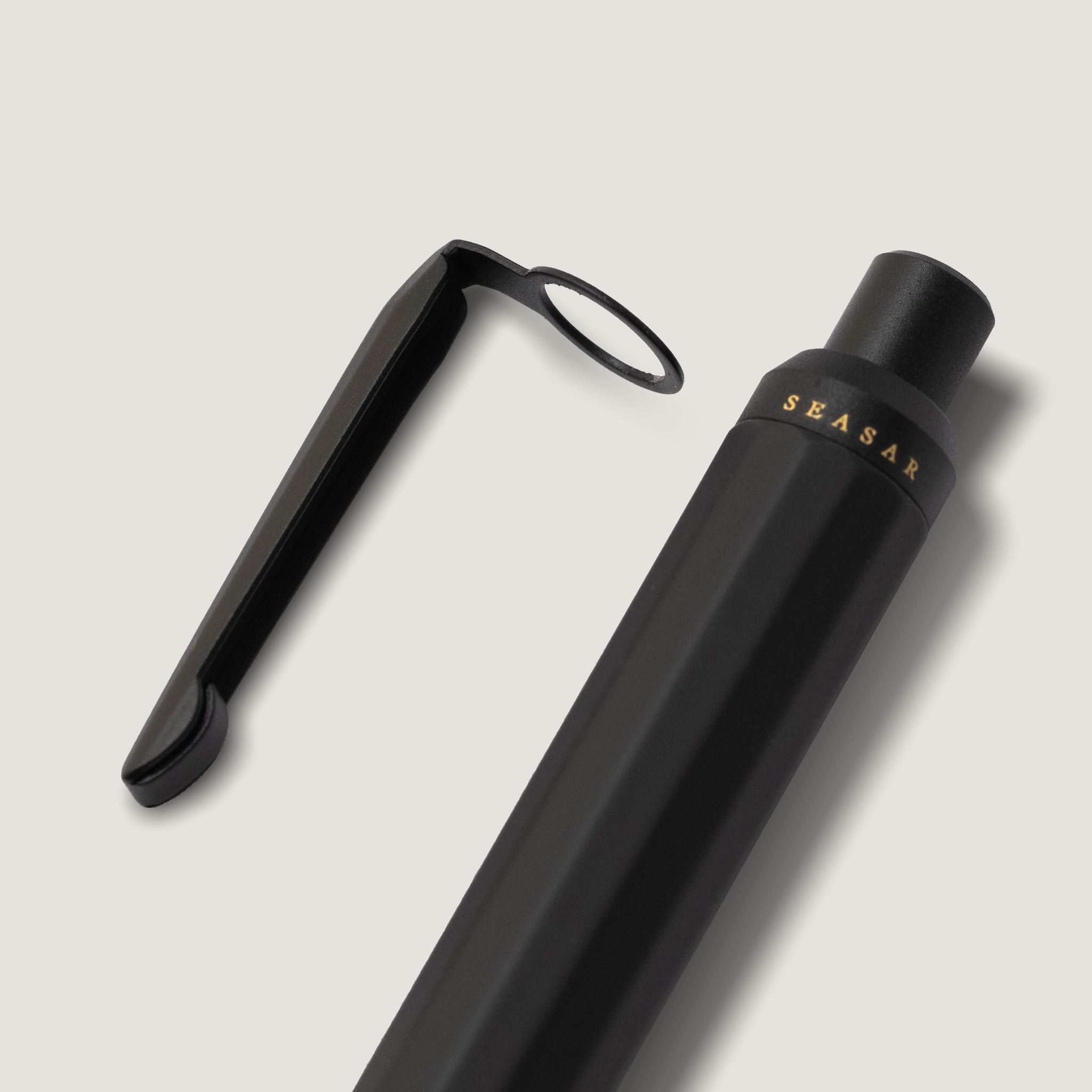 SEASAR GRAVIUM 実用性MAXシャープペン、クリップを外した天冠のクローズアップ