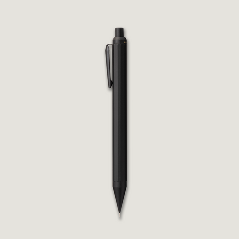 SEASAR GRAVIUM 実用性MAXシャープペン ブラック、クリップを左側に向けて撮影