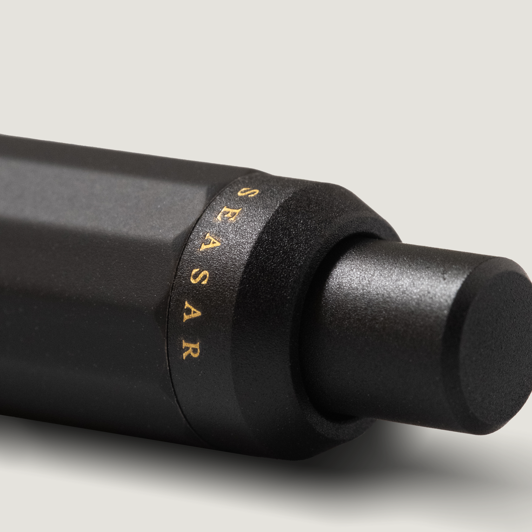 SEASAR GRAVIUM 実用性MAXシャープペンの天冠ロゴのクローズアップ