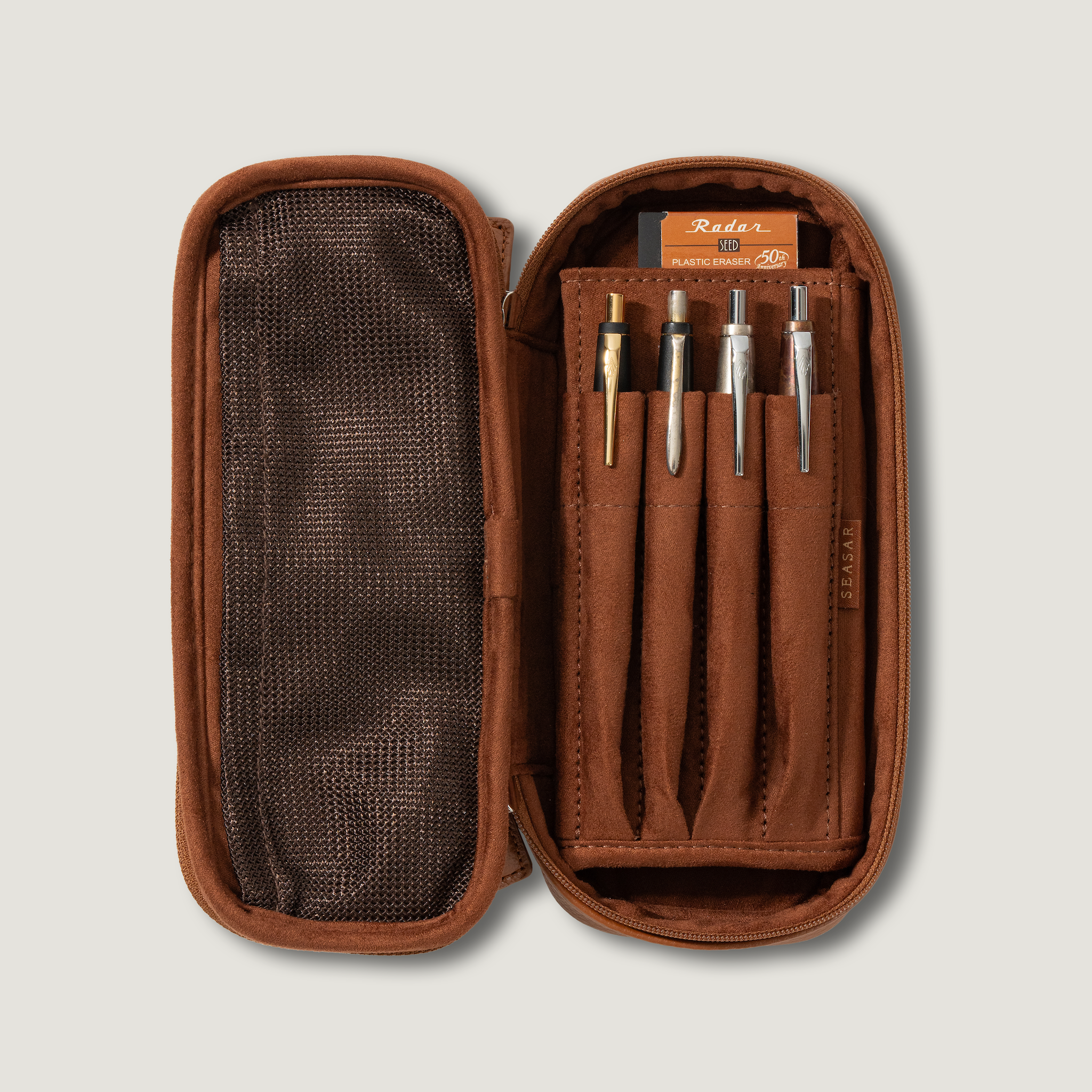 筆記具と文房具を収納し展開したSEASAR OctFoldペンケース エンボスレザー ブラウン