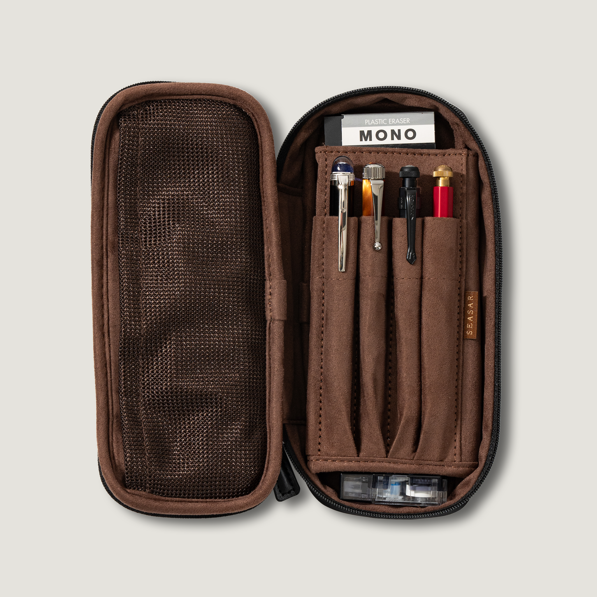 内部の収納構造が見えるSEASAR OctFoldペンケース カルロスナイロン ブラック